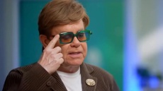 Έλτον Τζον: Χειροτερεύει η όρασή του  - Ο τρόπος που υπογράφει πλέον τα αυτόγραφά του