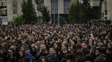 Βυθισμένη στο πένθος η Βόρεια Μακεδονία - Συγκέντρωση φοιτητών στα Σκόπια για τους 59 νεκρούς