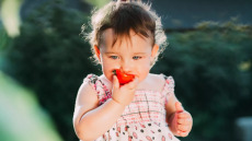 Εισρόφηση ξένου σώματος: Τι κάνουμε όταν το παιδί πνίγεται με τροφές ή αντικείμενα – Πότε πάμε στα επείγοντα