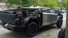 Η Tesla ανακαλεί τα Cybertruck λόγω προβλήματος στα μεταλλικά πάνελ