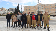 Εποχικοί πυροσβέστες: Συγκέντρωση διαμαρτυρίας έξω από τη Βουλή - Τι ζητούν