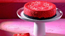 Red velvet cheesecake από τη Madame Gâteaux