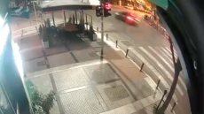 Θεσσαλονίκη: Η στιγμή που αυτοκίνητο έπεσε σε αγροτικό - Η οδηγός του δεν είχε δίπλωμα και ήταν μεθυσμένη