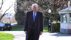 Αδύναμο δολάριο, δυνατή Αμερική; Ο Τραμπ επαναφέρει το ζήτημα της υποτίμησης