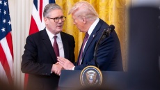 Ο Τραμπ ετοιμάζεται να ανακοινώσει συμφωνία για το εμπόριο με τη Βρετανία