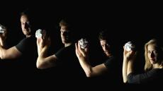 Θέατρο Ροές: Φιλοξενεί μια κωμική παράσταση χωρίς λόγια που έρχεται κατευθείαν από τη Νέα Υόρκη - Βίντεο