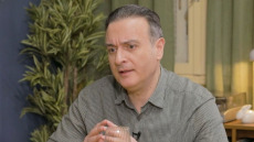 Γιώργος Γαλίτης:  Η δουλειά της σάτιρας δεν είναι να σχολιάζει σαν καφενείο