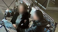 Πειραιάς: Φωτογραφίες από τη δράση των δύο πορτοφολάδων – Έκλεβαν τις κάρτες και σήκωναν λεφτά από ΑΤΜ 