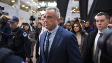 WSJ: Σχέδιο Κένεντι για περικοπή 10.000 θέσεων εργασίας στον τομέα της Υγείας