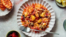 Πρασόρυζο με λιαστή ντομάτα και πάπρικα