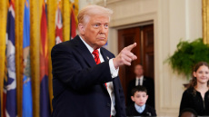 Μετά τον σάλο με τους δασμούς 25% σε όλα τα εισαγόμενα αυτοκίνητα, ο Τραμπ απειλεί Καναδά και ΕΕ: «Αν συνεργαστείτε για να μας βλάψετε, έρχονται χειρότερα»