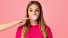 Πόσα μικροπλαστικά καταπίνουμε μασώντας τσίχλα; Η νέα μελέτη που προκαλεί ανησυχία