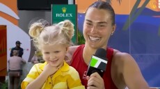 Η βαφτισιμιά της Σαμπαλένκα έκλεψε την παράσταση σε συνέντευξη της τενίστριας στο Μαϊάμι - Βίντεο 