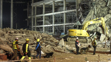 «Ψάχνουμε στα ερείπια με γυμνά χέρια»: Εκπέμπει SOS η Μιανμάρ μετά τα 7,7 Ρίχτερ, ζητά βοήθεια απ' όλο τον κόσμο - Μπορεί και 50.000-100.000 νεκροί, λέει ο Λέκκας