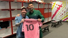 Τζόκοβιτς: «Είχα άγχος που έπαιζα μπροστά στον Μέσι» - Αντάλλαξαν φανέλες οι δύο σταρ - Φωτογραφίες