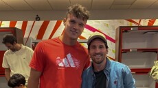 Μένσικ: Ο αντίπαλος του Τζόκοβιτς στον τελικό του Miami Open δεν έπλυνε το χέρι του μετά την χειραψία με τον Μέσι - Βίντεο 