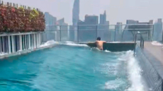 Ταϊλάνδη: Μάχη επιβίωσης στην πισίνα ουρανοξύστη - Συγκλονιστικό βίντεο από τον σεισμό των 7,7 Ρίχτερ