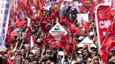 Λαοθάλασσα για τον Ιμάμογλου στην Κωνσταντινούπολη: Η ομιλία του με ΑΙ, τα συνθήματα για «δικαιοσύνη» και ο... Μπάτμαν