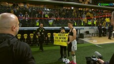  Συγκλονιστική στιγμή στη Νέα Φιλαδέλφεια - Κωνσταντέλιας και Πήλιος έδωσαν τη φανέλα τους σε νεαρό φίλο της «Ένωσης» που νίκησε τον καρκίνο - Βίντεο 