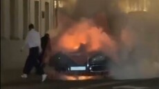 Ρωσία: Έβαλαν φωτιά και έκαψαν λιμουζίνα που ανήκει στον πολυτελή στόλο του Πούτιν 