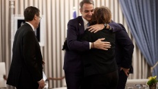 Ο Μητσοτάκης συναντήθηκε στο Ισραήλ με τους γονείς του Ιωνά Καρούση - Το πρόγραμμα υποτροφιών στη μνήμη του