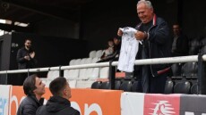 O ΟΦΗ τίμησε 75χρονο φίλαθλό του ο οποίος διανύει 300 χιλιόμετρα με δημόσια συγκοινωνία για να δει την ομάδα