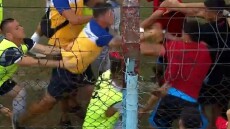 Χάος σε αγώνα στην Αργεντινή: Έριξαν τον τραυματία από το φορείο και ξέσπασε σύρραξη – Βίντεο