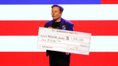 Ο Μασκ προσέφερε δύο επιταγές του 1 εκατ. δολαρίων σε ψηφοφόρους στο Ουισκόνσιν, για να στηρίξουν τον συντηρητικό υποψήφιο