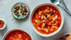 Χυλωμένη φασολάδα με σελινόριζα και θυμάρι