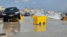 Ιεράπετρα: Έντονος κυματισμός στον προβλήτα παρέσυρε αυτοκίνητα και προκάλεσε ζημιές, δείτε φωτογραφίες