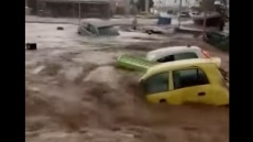 Κακοκαιρία στις Κυκλάδες: Απεγκλωβίστηκαν δύο άτομα από τα οχήματά τους στη Νάουσα της Πάρου