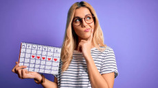 Μηνιαίος κύκλος: Οι φάσεις, οι γόνιμες μέρες και τα συμπτώματα του προεμμηνορροϊκού συνδρόμου