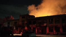 Σε ύφεση η μεγάλη φωτιά σε εγκαταλελειμμένο εργοστάσιο στα Άνω Πατήσια, άνοιξαν οι δρόμοι - Δείτε βίντεο