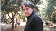 Λάκης Παπαστάθης: Αφιέρωμα του Μουσείου Μπενάκη στον σκηνοθέτη του «Παρασκηνίου», της μακροβιότερης εκπομπής πολιτισμού 