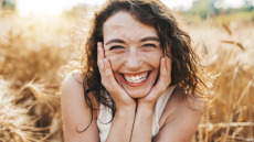 Πρωταπριλιά: Πώς η «ημέρα της φάρσας» ωφελεί την υγεία – Ρίχνει την πίεση, βελτιώνει διάθεση και ύπνο