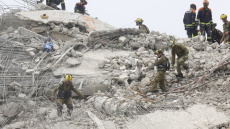 Γυναίκα ανασύρθηκε ζωντανή από τα ερείπια 91 ώρες μετά τον ισχυρό σεισμό στη Μιανμάρ