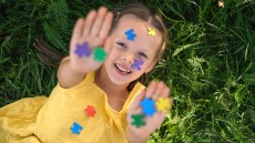 Αυτισμός: Σε ποια ηλικία εκδηλώνονται τα πιο εμφανή σημάδια και συμπτώματα