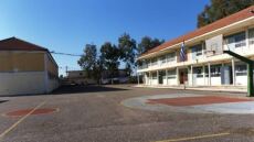 Διακοπτό: 64χρονος έσπασε την πόρτα σχολείου και έβρισε μαθητές επειδή τον ενοχλούσε το αδέσποτο που φρόντιζαν