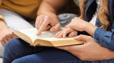 Ποιοι παράγοντες διαμορφώνουν τη σχέση του παιδιού με το βιβλίο, σύμφωνα με έρευνα του ΟΣΔΕΛ