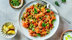 Kουνουπίδι με ντομάτα, αρακά και μυρωδικά