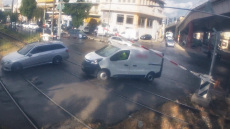 Ασυνείδητοι οδηγοί πέφτουν πάνω σε κλειστή μπάρα τρένου προκαλώντας βλάβη στο δίκτυο - Δείτε το βίντεο