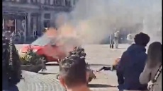 Στις φλόγες, μετά από έκρηξη, ένα αυτοκίνητο σε κεντρική πλατεία του Άμστερνταμ