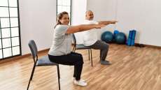 Ασκήσεις για δύναμη και σώμα «λάστιχο» σε 5′