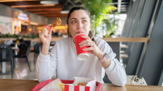 SOS από τη διαιτολόγο για 7 κατηγορίες τροφών που αυξάνουν τον κίνδυνο καρκίνου