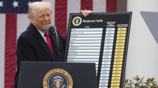 Κατά δικαίων και αδίκων οι δασμοί του Τραμπ - Συμπεριέλαβε από αμερικανικές στρατιωτικές βάσεις μέχρι... νησιά με πιγκουίνους!