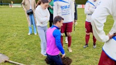 Γαλλία: Απίστευτο περιστατικό σε ερασιτεχνικό πρωτάθλημα με παίκτη να... χάνεται σε μια τεράστια τρύπα