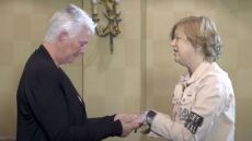 Βρετανία: Υποβλήθηκε σε διπλή μεταμόσχευση χεριών και συνάντησε την αδελφή της γυναίκας που έκανε τη δωρεά οργάνων