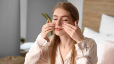 Face yoga: Ανακαλύψτε την έκφραση του προσώπου που «σβήνει» τις ρυτίδες