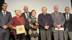 Τελετή απονομής του τίτλου του «Δικαίου των Εθνών» στον Κωνσταντίνο Σφακιανάκη, που διέσωσε Εβραίους στο Ολοκαύτωμα