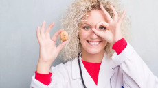 Σοκολατοειδείς κύστεις και ωοθήκες σαν αμύγδαλα – Γιατί πολλές ιατρικές καταστάσεις περιγράφονται με ονομασίες τροφίμων